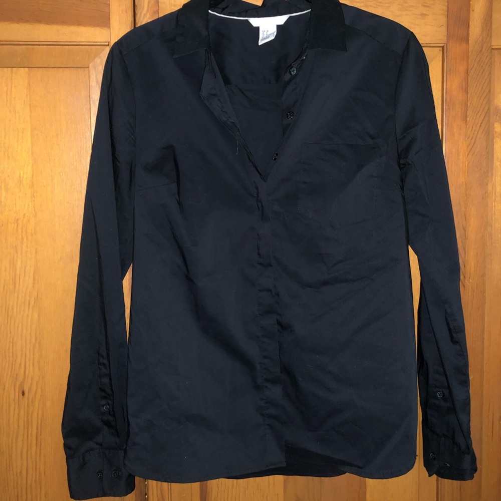 H&M black dress shirt with a slim fit